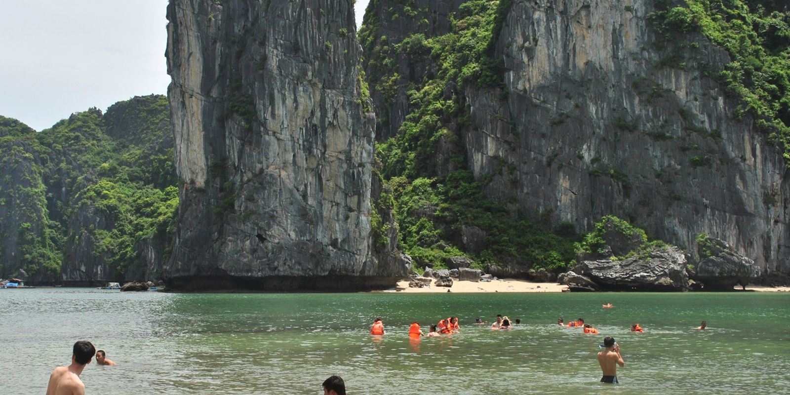 Alisa cruise in Ha Long Bay 