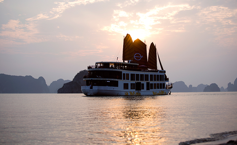 Overnight Emperor Cruise in Bai Tu Long Bay