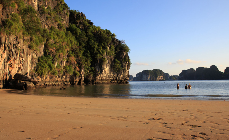 Royal Wing Cruise, Bai Tu Long bay