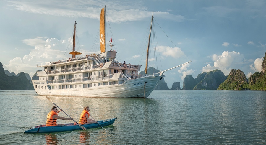 Garden Bay cruise, Bai Tu Long Bay