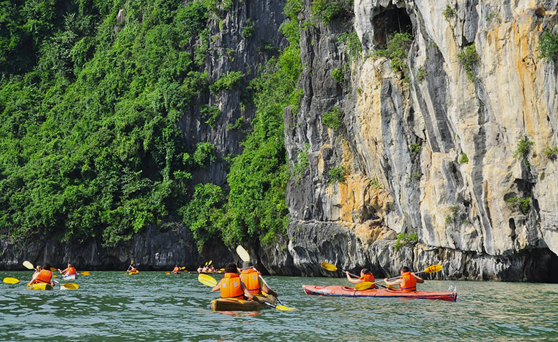 kayaking-bai-tu-long-bay