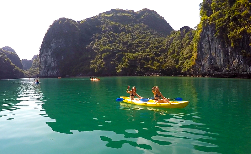 Kayaking Cat Ba island