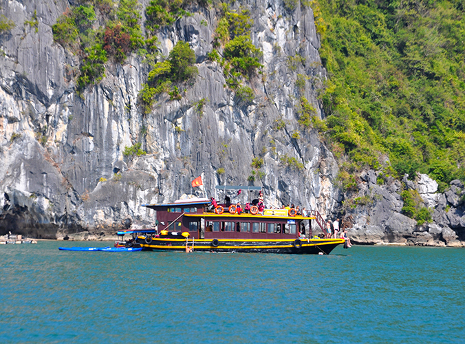 Relaxing halong bay