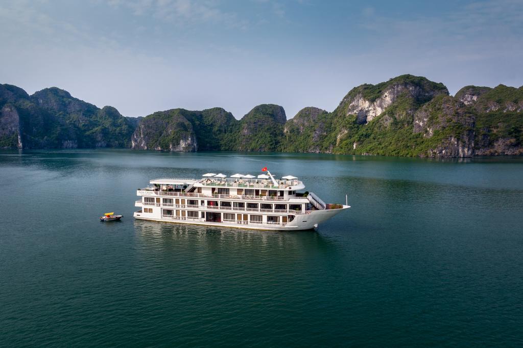 Alisa cruise in Ha Long Bay 