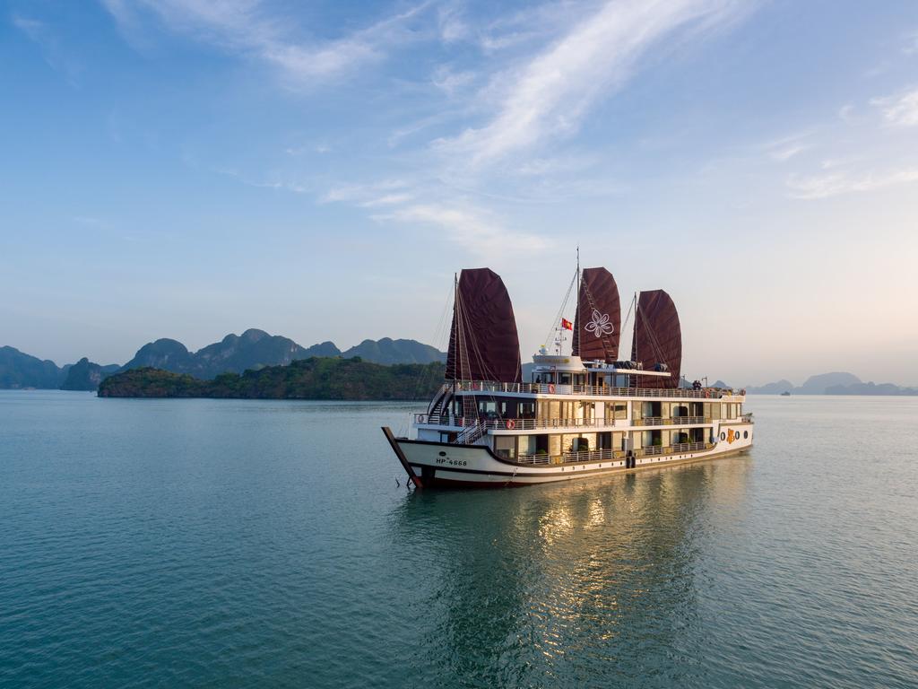 Azalea cruise  Lan Ha bay 