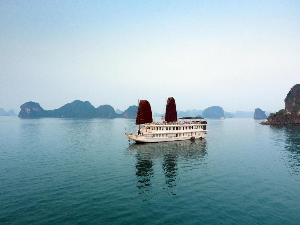 Garden Bay cruise, Bai Tu Long Bay