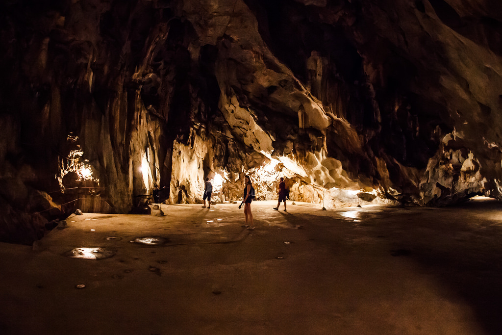 lanha bay tours